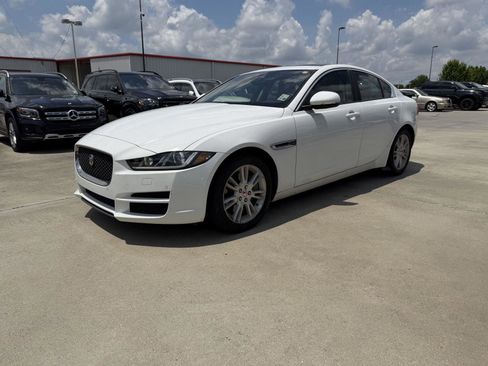 Used 2017 Jaguar XE Premium RWD image 3