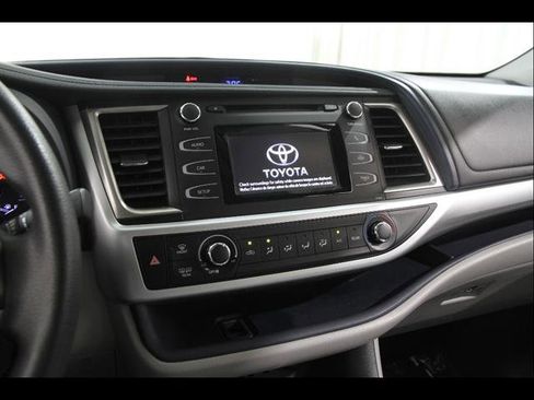 Used 2019 Toyota Highlander LE AWD/4WD image 9