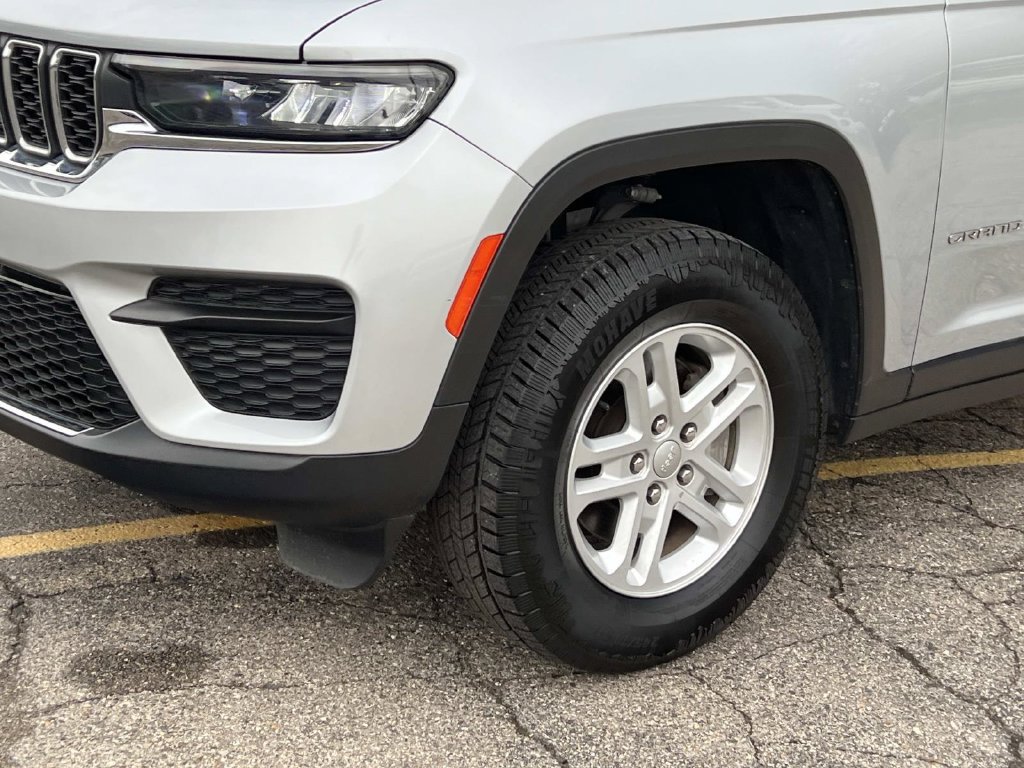 Used 2023 Jeep Grand Cherokee Laredo AWD/4WD image 7