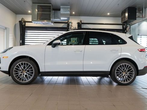 Used 2022 Porsche Cayenne AWD/4WD image 2