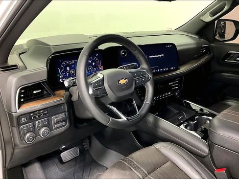 Used 2025 Chevrolet Suburban High Country AWD/4WD image 15