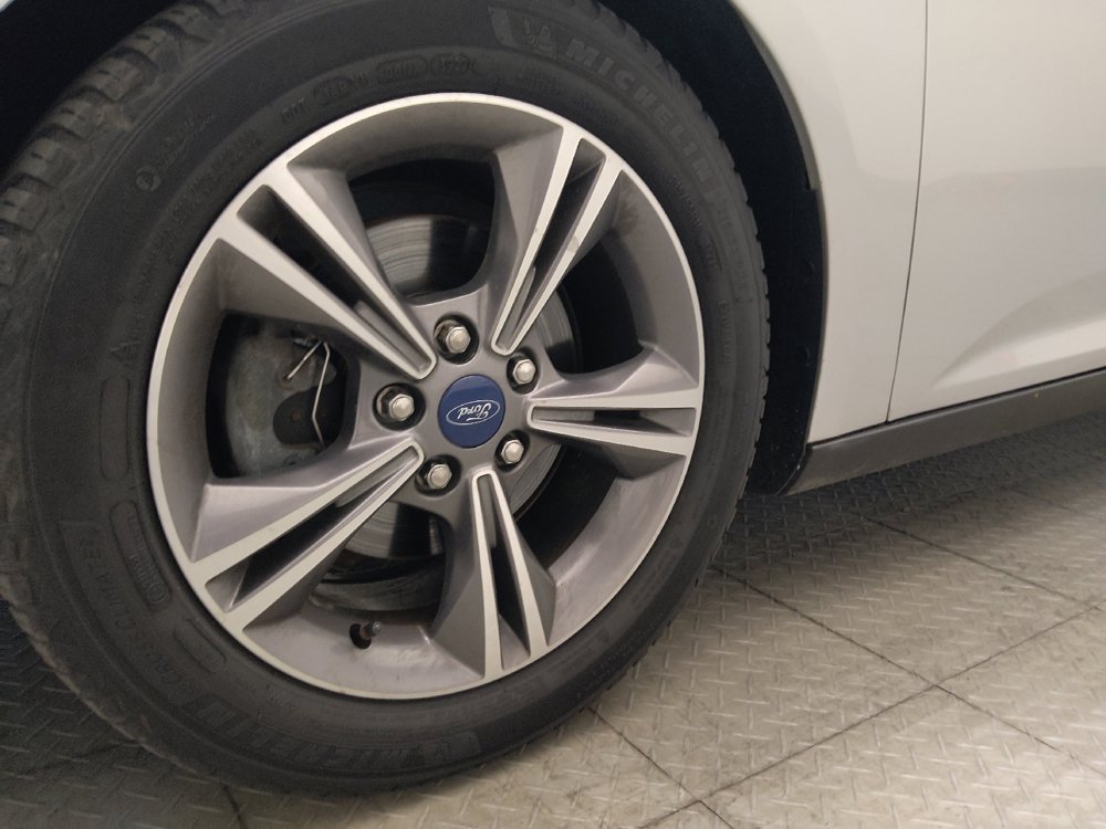 Used 2018 Ford Focus SE w/ SE Appearance Package FWD image 31