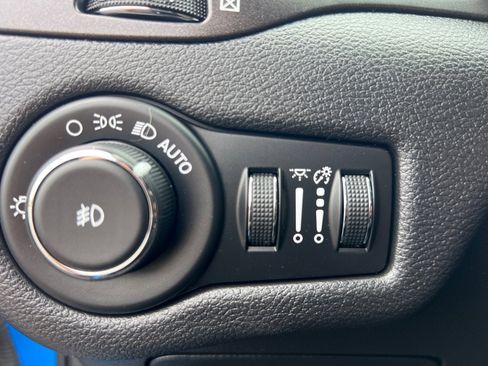Used 2019 Jeep Cherokee Trailhawk w/ Cold Weather Group AWD/4WD image 26