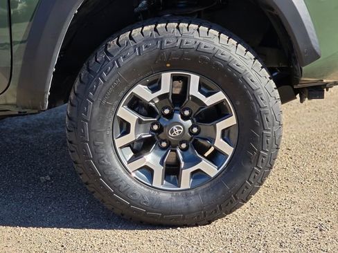 Used 2022 Toyota Tacoma TRD Off-Road image 8