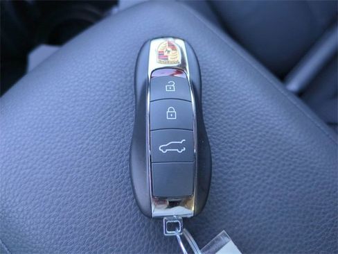 Used 2025 Porsche Macan image 37