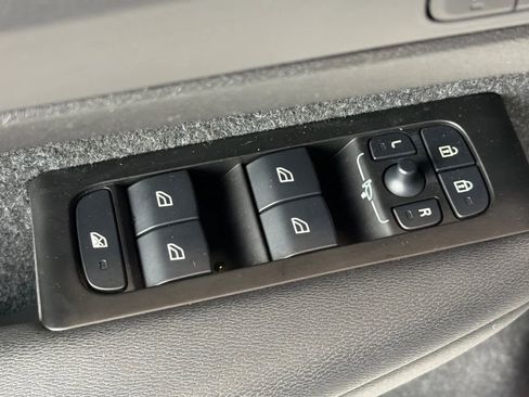 Used 2022 Volvo XC40 T5 Inscription w/ Climate Package image 15