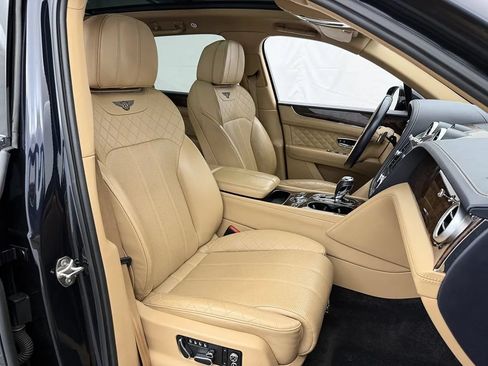 Used 2017 Bentley Bentayga AWD/4WD image 34