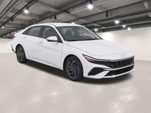 Used 2024 Hyundai Elantra SEL FWD image 2