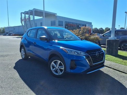 New 2025 Nissan Kicks Play S image 1