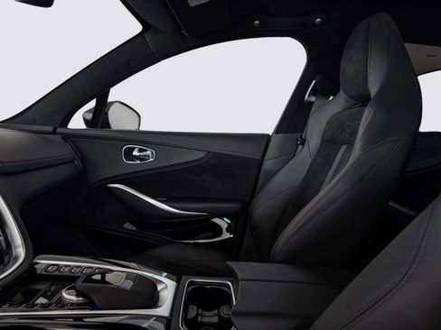 Used 2024 Aston Martin DBX image 12