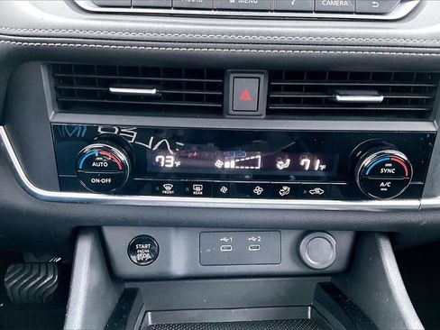 Used 2024 Nissan Rogue SV image 28