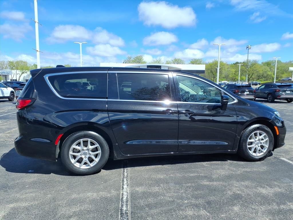 Used 2024 Chrysler Pacifica Touring-L FWD image 8