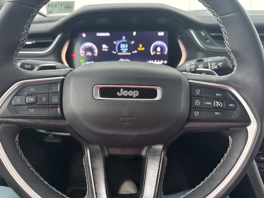 Used 2023 Jeep Grand Cherokee Limited w/ Black Appearance Package AWD/4WD image 33