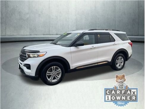 Used 2023 Ford Explorer XLT image 3