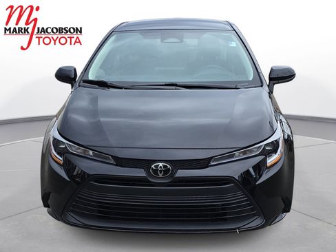Used 2025 Toyota Corolla LE image 3