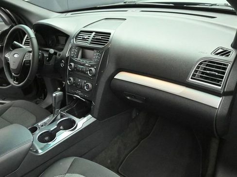 Used 2017 Ford Explorer XLT image 28