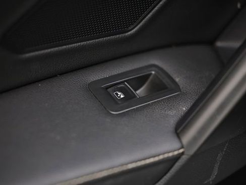 Used 2022 Volkswagen Tiguan SE image 24