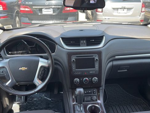 Used 2017 Chevrolet Traverse LT w/ Style and Technology Package image 9