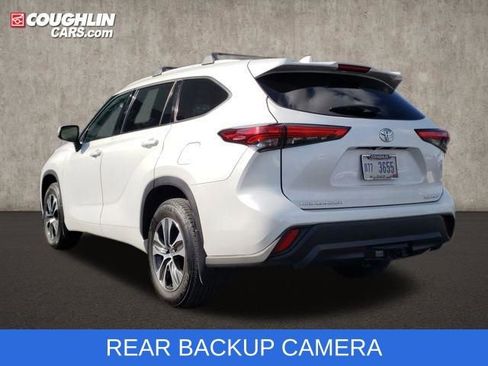 Used 2022 Toyota Highlander XLE image 6