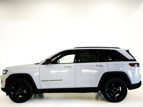 Used 2023 Jeep Grand Cherokee Altitude AWD/4WD image 5