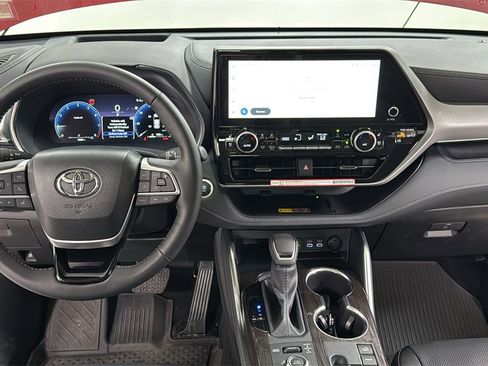 Certified 2025 Toyota Highlander Platinum image 9