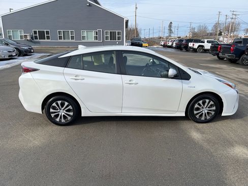 Used 2016 Toyota Prius Four Touring image 2