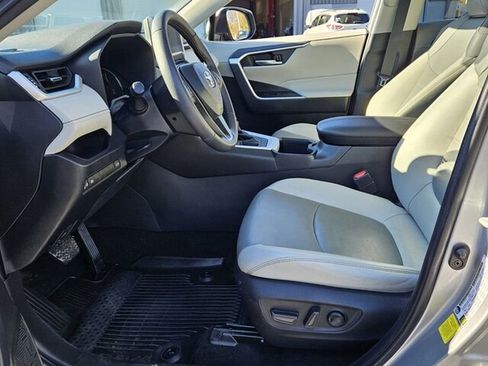 Used 2023 Toyota RAV4 XLE Premium image 6