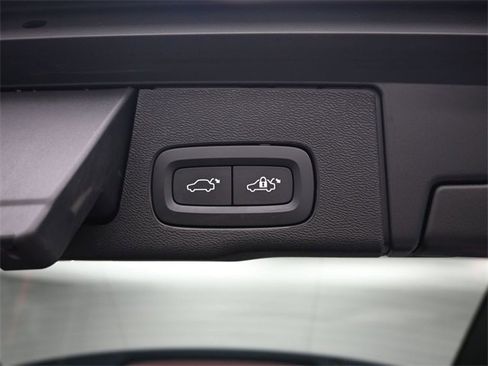 Used 2023 Volvo XC60 B6 Ultimate w/ Climate Package image 33