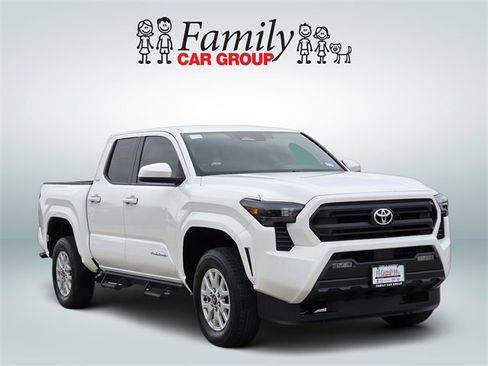 Certified 2025 Toyota Tacoma SR5 image 2