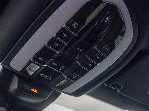 Used 2026 Porsche Macan AWD/4WD image 18