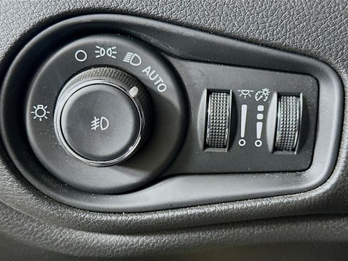 Used 2016 Jeep Renegade Limited FWD image 17