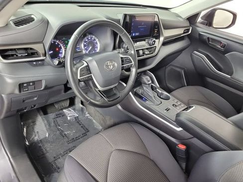 Used 2023 Toyota Highlander LE FWD image 18