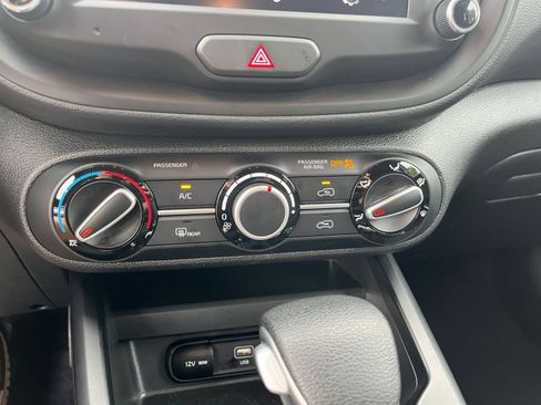 Used 2025 Kia Soul LX w/ LX Technology Package FWD image 23
