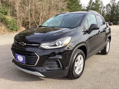 Used 2021 Chevrolet Trax LT w/ Premium Seat Package image 3