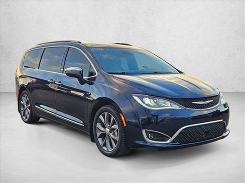 Used 2018 Chrysler Pacifica Limited w/ Tire & Wheel Group image 3
