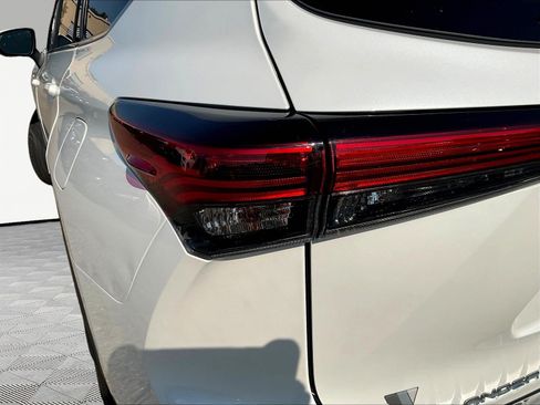 Used 2023 Toyota Highlander LE FWD image 23