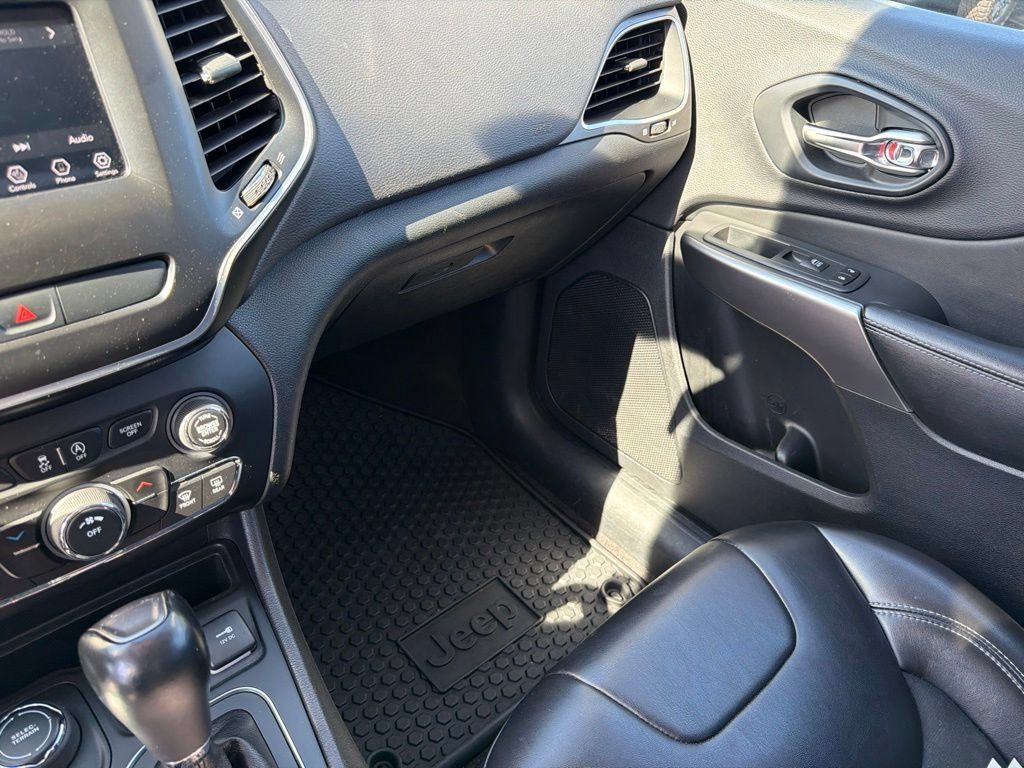 Used 2019 Jeep Cherokee Latitude Plus w/ Cold Weather Group AWD/4WD image 24