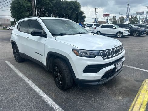 Used 2022 Jeep Compass Latitude w/ Convenience Group AWD/4WD image 4