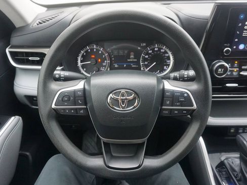 Used 2023 Toyota Highlander L image 3