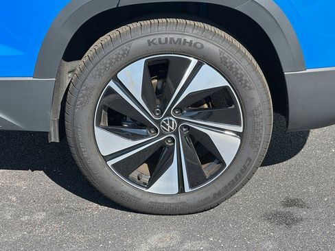 Used 2025 Volkswagen Taos SE image 9