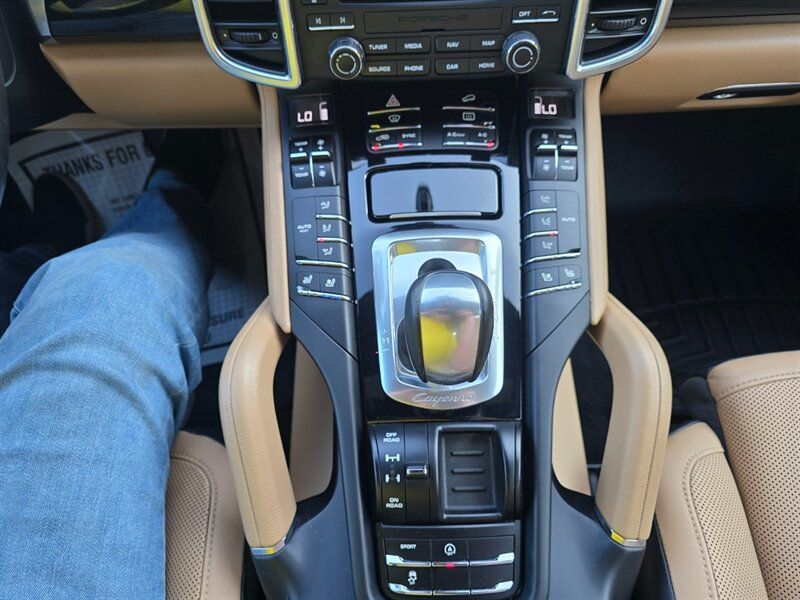 Used 2018 Porsche Cayenne AWD/4WD image 8