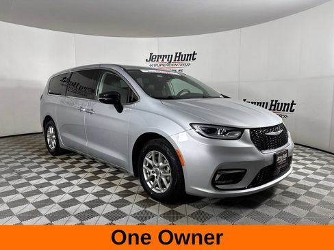 Used 2024 Chrysler Pacifica Touring-L FWD image 4