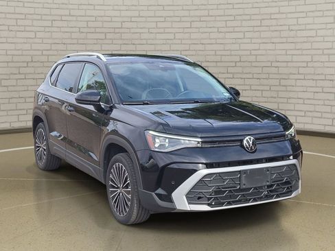 Used 2025 Volkswagen Taos SE image 3