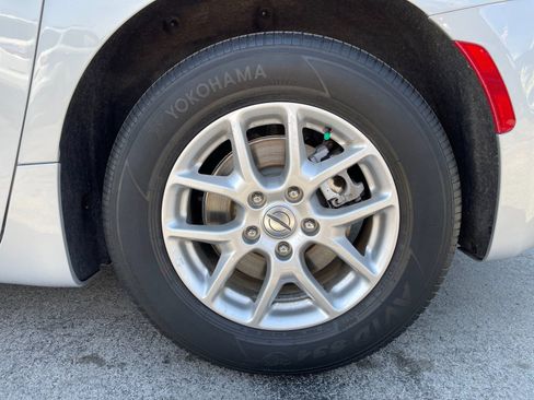 Used 2024 Chrysler Pacifica Touring-L FWD image 32