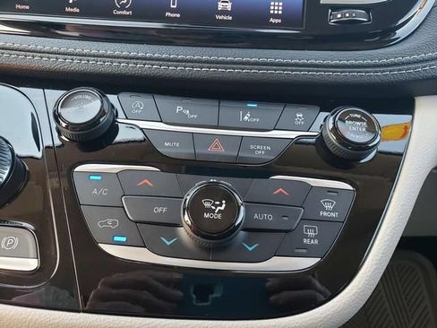 Used 2024 Chrysler Pacifica Touring-L FWD image 22