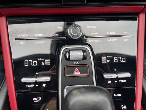 Used 2022 Porsche Cayenne Platinum Edition image 31