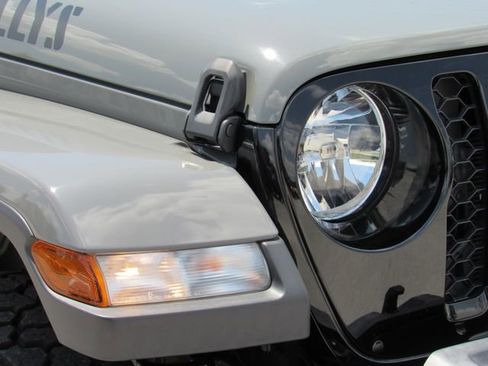 Used 2021 Jeep Gladiator Willys AWD/4WD image 9