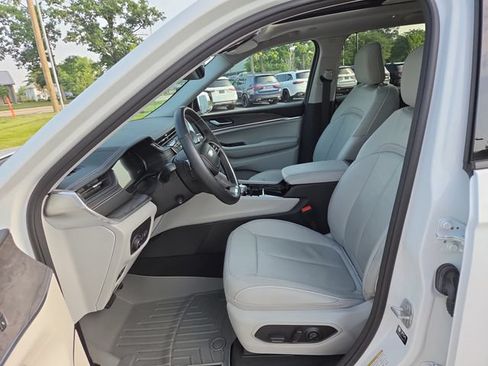 Used 2022 Jeep Grand Cherokee Overland AWD/4WD image 26