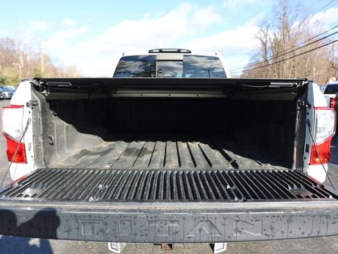 Used 2017 Nissan Titan SL image 17