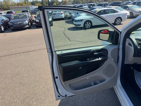 Used 2017 Dodge Grand Caravan SXT image 13